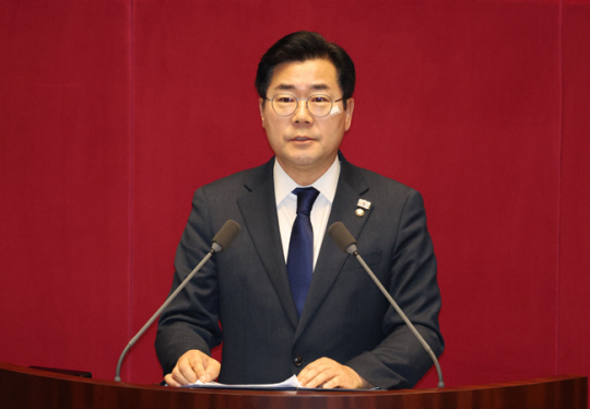 박찬대 더불어민주당 원내대표가 7일 오후 서울 여의도 국회에서 열린 제418회국회(정기회) 제17차 본회의에서 윤석열 대통령 탄핵소추안 제안설명을 하고 있다. 뉴시스