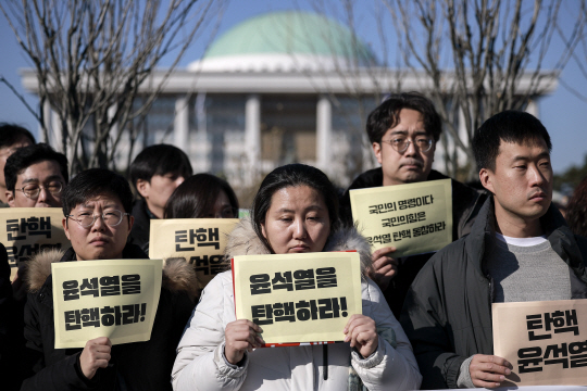 7일 서울 영등포구 국회 앞에서 열린 윤석열의 탄핵을 촉구하는 변호사 시국선언에서 변호사들이 피켓을 들고 있다. 뉴시스