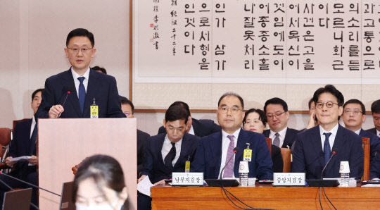 박세현 서울고검장이 18일 오전 국회 법제사법위원회의 서울고검, 수원고검, 서울중앙지검 등에 대한 국정감사에서 업무보고를 하고 있다. 오른쪽은 이창수 서울중앙지검장. 연합뉴스