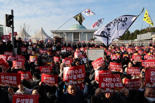 7일 오후 서울 여의도 국회 앞에서 열린 ‘내란죄 윤석열 퇴진! 국민주권 실현! 사회대개혁! 범국민촛불대행진’에서 참석자들이 구호를 외치고 있다.  연합뉴스