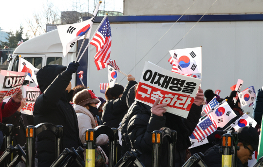 7일 오후 대한민국바로세우기국민운동본부 회원들이 ‘자유 대한민국 수호’ 광화문 국민혁명대회를 열고 구호를 외치고 있다. 연합뉴스
