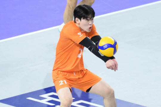 대한항공의 리베로 강승일은 고등학교 졸업 후 프로에 뛰어들었지만 팀의 주축 리베로라는 눈도장을 찍었다. 한국배구연맹 제공