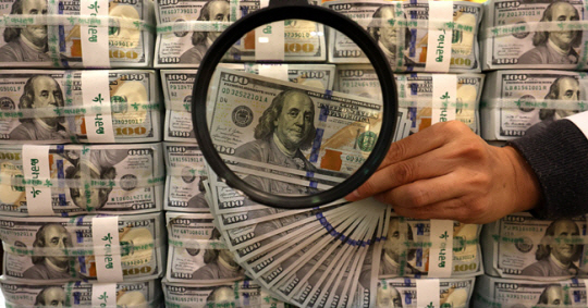 지난 11월 18일 오후 서울 중구 하나은행 위변조대응센터에서 직원이 달러화를 정리하고 있 있다. 뉴시스