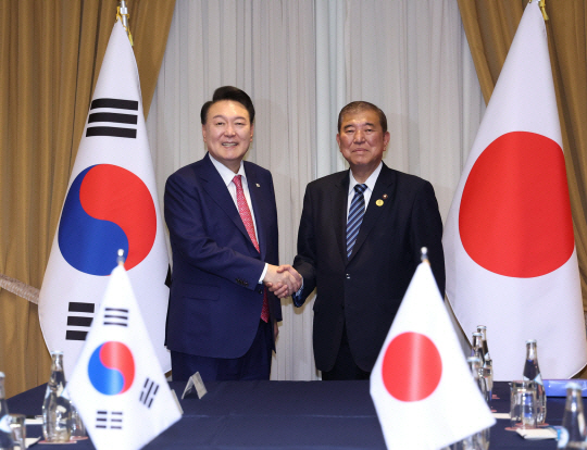 윤석열 대통령이 17일(한국시각) 페루 리마 한 호텔에서 이시바 시게루 일본 총리와 아시아태평양경제협력체(APEC) 정상회의 계기 한·일 정상회담에 앞서 악수하며 기념촬영을 하고 있다. 뉴시스