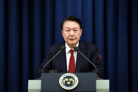 윤석열 대통령이 지난 3일 밤 용산 대통령실 청사에서 긴급 대국민 특별담화를 하고 있다. 연합뉴스