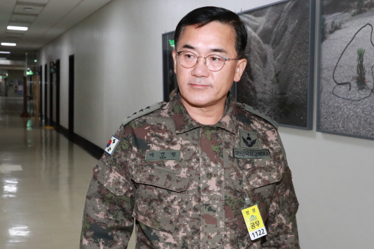 여인형 전 국군방첩사령관이 7일 오전 서울 여의도 국회에서 열린 정보위원회 전체회의에 출석하고 있다. 국회사진기자단. 뉴시스