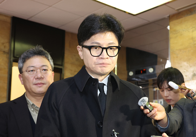 한덕수 국무총리와 회동을 마친 한동훈 국민의힘 대표가 7일 서울 여의도 국회 당대표실로 들어서며 취재진 질문에 답하고 있다. 뉴시스