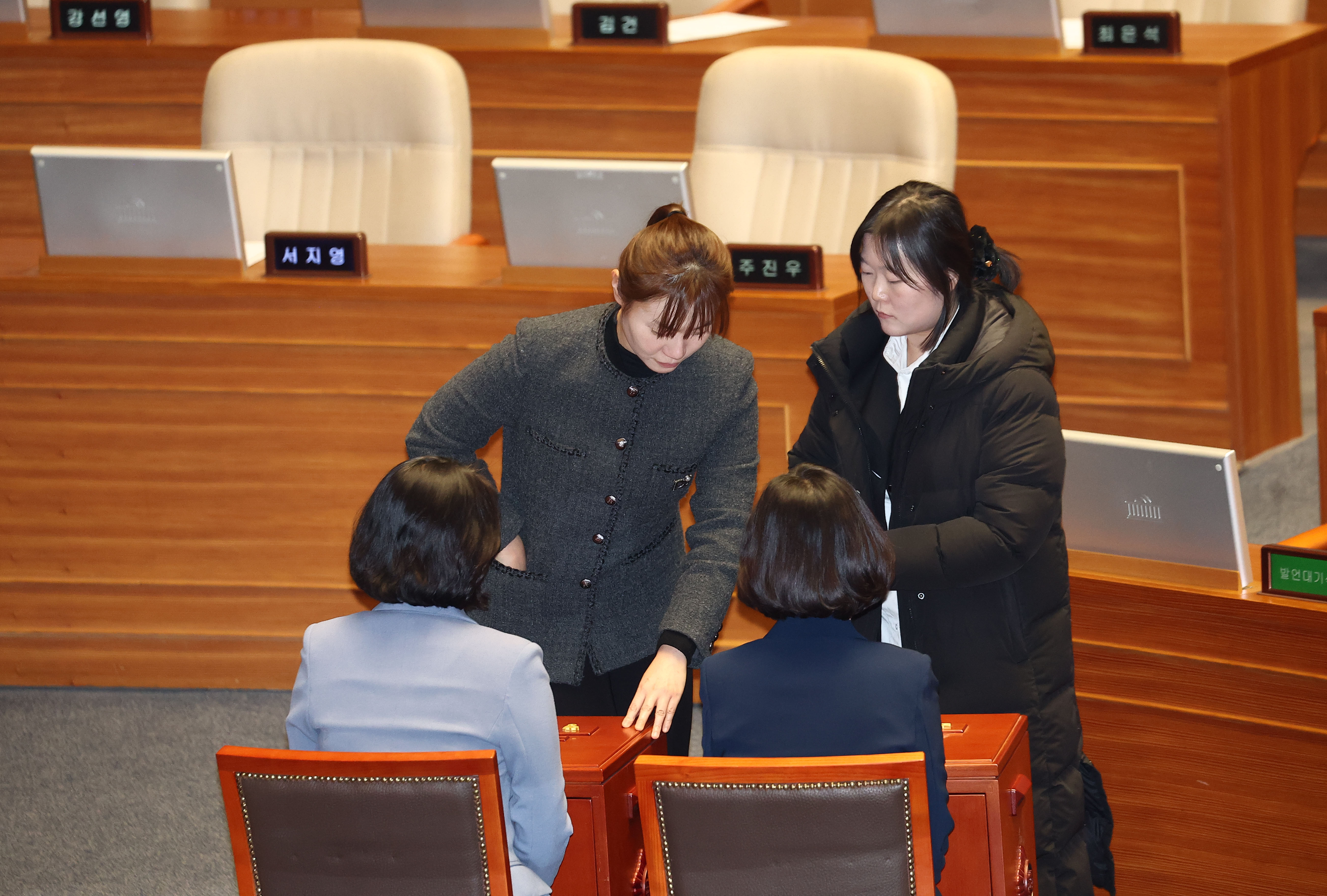 국민의힘 김예지 의원이 7일 오후 국회 본회의장에서 윤석열 대통령 탄핵소추안 투표를 하고 있다. 연합뉴스
