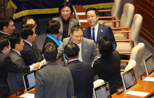 국민의힘 김상욱 의원이 7일 오후 국회 본회의에서 윤석열 대통령의 탄핵소추안에 대한 표결에 동참한 뒤 야당 의원들의 격려를 받고 있다. 연합뉴스