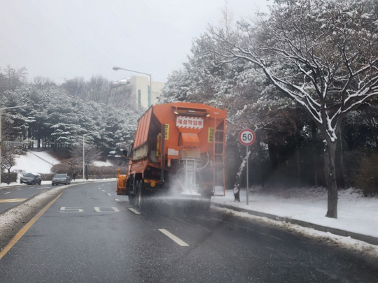 고양특례시 한 도로에서 제설차량이 제설작업을 벌이고 있다. 고양시 제공