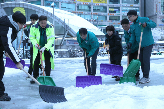 지난달 27일 경기북부지역에 폭설이 내린 직후 이동환(오른쪽에서 네번째) 고양특례시장을 비롯해 시 관계자들이 제설 작업을 벌이고 있다. 고양시 제공