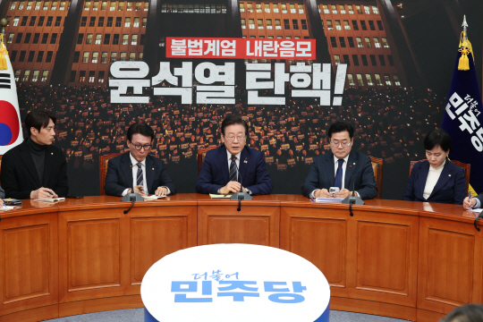 윤석열 대통령 탄핵소추안 표결일인 7일 오전 더불어민주당 이재명 대표를 비롯한 당 지도부가 서울 여의도 국회에서 내외신 기자간담회를 하고 있다. 연합뉴스