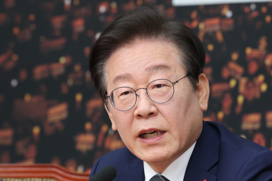윤석열 대통령 탄핵소추안 본회의 표결일인 7일 오전 더불어민주당 이재명 대표가 서울 여의도 국회에서 열린 내외신 기자간담회에서 질문에 답하고 있다. 연합뉴스