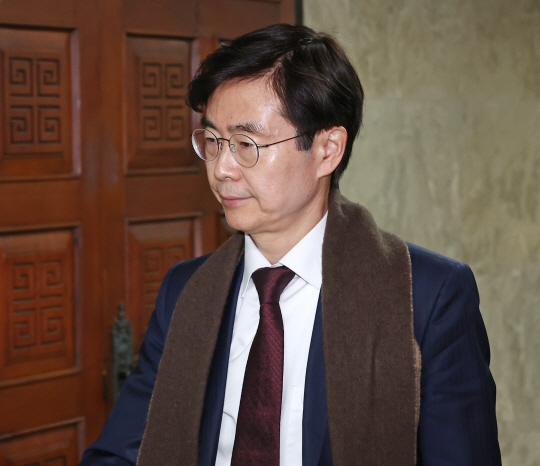 조경태 국민의힘 의원이 7일 서울 여의도 국회에서 열린 의원총회에 참석하고 있다. 연합뉴스