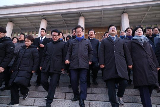 이재명 더불어민주당 대표를 비롯한 의원들이 7일 오전 서울 여의도 국회 앞에서 ‘윤석열 대통령 탄핵’을 촉구하며 밤샘농성을 한 시민들에게 감사 인사를 하기 위해 이동하고 있다. 뉴시스