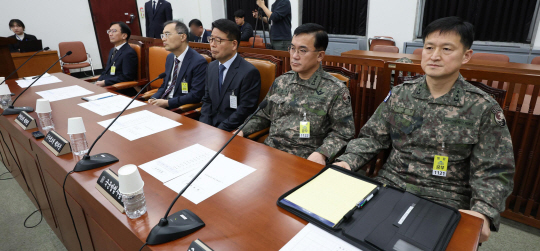 국가정보원 김남우 기조실장(왼쪽부터), 황원진 2차장, 윤오준 3차장, 여인형 전 국군방첩사령관, 이경민 방첩사령관 직무대리가 7일 오전 서울 여의도 국회에서 열린 정보위원회 전체회의에 출석하고 있다. 연합뉴스