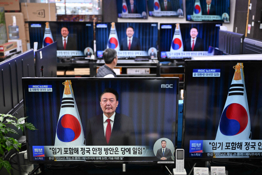 7일 서울의 한 전자제품 매장에 있는 TV에서 사흘 전 비상계엄을 선포했던 윤석열 대통령의 기자간담회 및 입장 표명이 방영되고 있다. AFP 연합뉴스