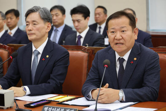 이상민 행정안전부 장관이 지난 5일 국회에서 윤석열 대통령의 비상계엄 선포·해제 경위와 관련 현안 질의를 위해 열린 행정안전위원회 전체회의에서 발언하고 있다. 연합뉴스