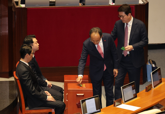 국민의힘 추경호(오른쪽 두번째) 원내대표와 신동욱(〃 첫번째) 의원이 7일 오후 국회 본회의에서 김건희 여사 특검법 재표결에 참여하고 있다. 연합뉴스