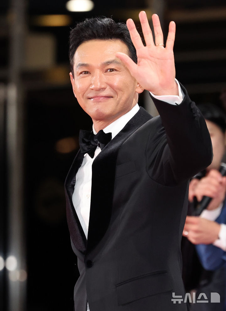 배우 황정민이 29일 오후 서울 영등포구 여의도 KBS홀에서 열린 제45회 청룡영화상에서 레드카펫을 밟고 있다. 2024.11.29. [뉴시스]