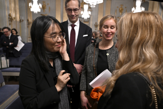 2024년 노벨문학상을 수상한 한국의 한강 작가가 7일 스웨덴 스톡홀름 한림원에서 열린 수상자 강연을 마친 후 자신을 찾아온 독자들의 책에 사인을 해주고 있다. AP 연합뉴스