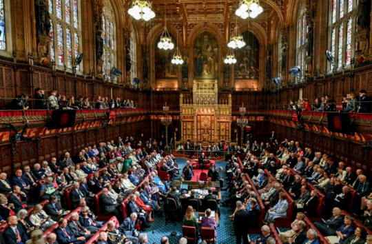 영국 상원의원들이 의사당 내부에 모여있는 모습. 영국 의회 홈페이지 캡처