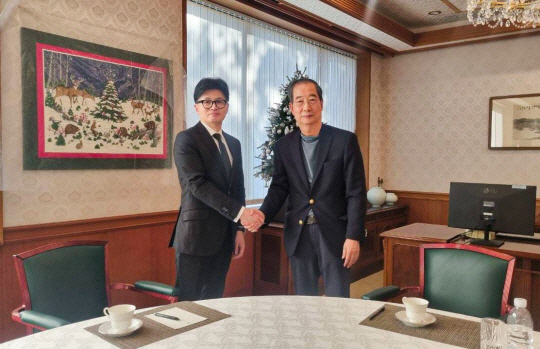 한덕수(오른쪽) 국무총리와 한동훈 국민의힘 대표가 7일 오후 서울 종로구 국무총리 공관에서 만나 악수하고 있다. 국민의힘 제공. 뉴시스