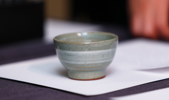 2024 노벨문학상 수상자인 한강 작가가 6일(현지시간) 스웨덴 스톡홀름 노벨박물관에 기증한 소장품 찻잔. 연합뉴스