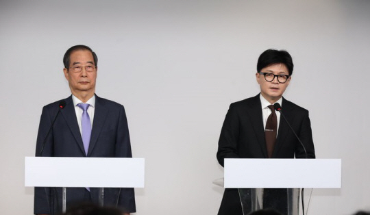 한동훈 국민의힘 대표와 한덕수 국무총리가 8일 서울 여의도 국민의힘 당사에서 대국민 공동 담화를 하고 있다. 뉴시스