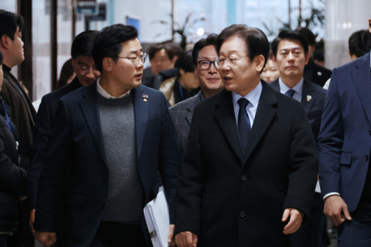 이재명 더불어민주당 대표와 박찬대 원내대표가 8일 오후 서울 여의도 국회에서 열린 의원총회에 참석하고 있다. 연합뉴스