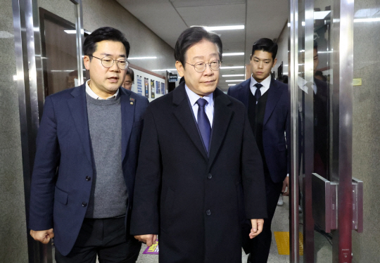 이재명 더불어민주당 대표와 박찬대 원내대표가 8일 서울 여의도 국회에서 열린 의원총회에 참석하고 있다. 뉴시스