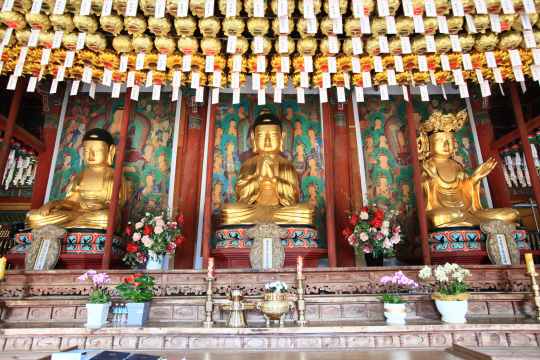 화엄사 목조비로자나삼신불좌상(국보 336호). 화엄사 제공