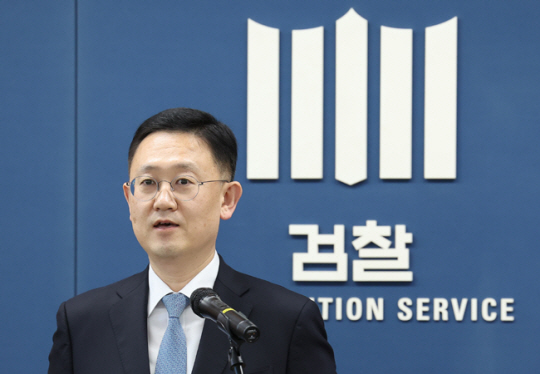 박세현 검찰 비상계엄 특별수사본부 본부장(서울고검장)이 8일 오후 서울 서초구 서울고검 기자실에서 수사 관련 브리핑 모두발언을 하고 있다. 연합뉴스