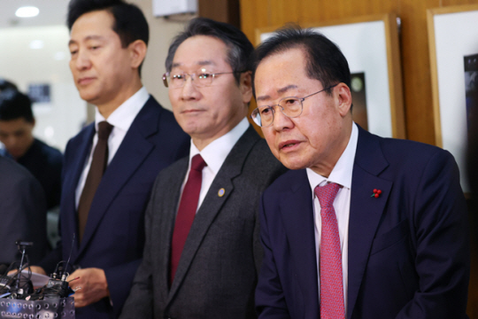 홍준표 대구시장(오른쪽)이 6일 오후 서울 중구 프레스센터에서 긴급 회의 입장 발표 관련 질문에 답하고 있다. 연합뉴스