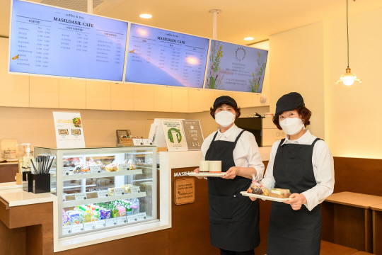 서울 양천구 노인일자리 사업을 통해 시니어 카페에서 근무하는 모습. 양천구청 제공