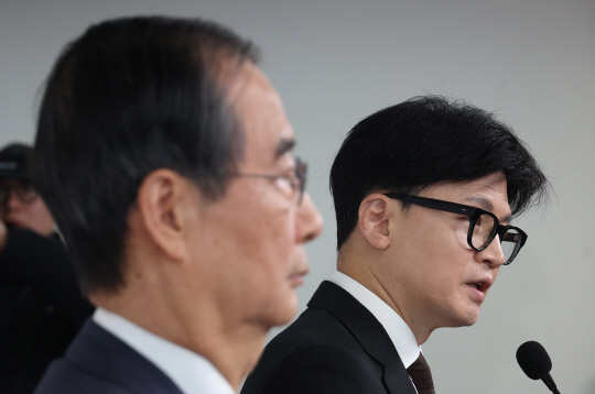 한동훈(오른쪽) 국민의힘 대표와 한덕수 국무총리가 8일 서울 여의도 국민의힘 당사에서 대국민 공동 담화를 하고 있다. 뉴시스 제공