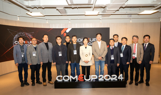 오영주(왼쪽 일곱 번째) 중소벤처기업부 장관이 지난달 25일 서울 강남구 글로벌스타트업센터(GSC)에서 개최된 ‘컴업 2024’ 언론브리핑에 앞서 민관공동위원회 위원들과 기념 촬영을 하고 있다.   중소벤처기업부 제공
