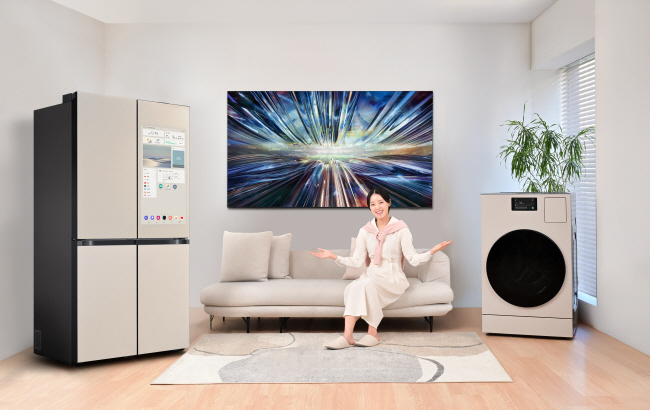 삼성전자의 자체 보안 기술인 ‘녹스 매트릭스’는 개별 가전제품뿐 아니라 네트워크로 연결된 기기 전체가 자체적으로 보안 위협을 점검하고, 사용자가 적절한 조치를 할 수 있도록 알림 기능을 제공한다. 사진은 삼성전자 모델이 냉장고·TV·세탁기 등 녹스 매트릭스로 연결된 제품을 소개하는 모습.   삼성전자 제공
