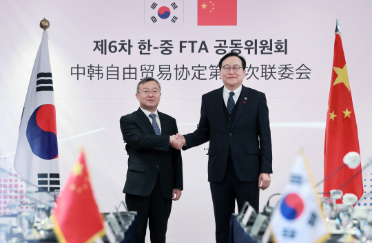 정인교(오른쪽) 산업통상자원부 통상교섭본부장과 왕셔우원 중국 상무부 국제무역협상대표가 9일 서울 중구 롯데호텔에서 열린 ‘제6차 한·중 자유무역협정(FTA) 공동위원회’에서 만나 악수하고 있다. 산업통상자원부 제공