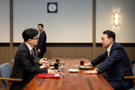 윤석열 대통령이 지난 10월 21일 서울 용산 대통령실 앞 파인그라스에서 한동훈 국민의힘 대표를 만나 대화하고 있다. 연합뉴스