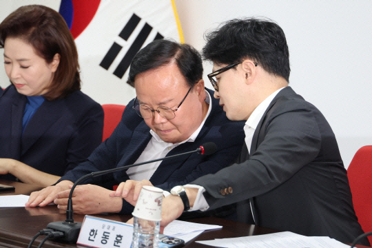 김재원 국민의힘 최고위원(가운데)이 한동훈 대표와 서울 여의도 당사에서 열린 최고위원회의에서 대화하고 있다. 연합뉴스