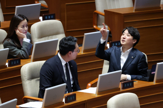 천하람(가운데) 개혁신당 원내대표가 7일 오후 서울 여의도 국회에서 열린 제418회국회(정기회) 제17차 본회의에서 이준석(오른쪽), 이주영 의원과 대화하고 있다. 뉴시스