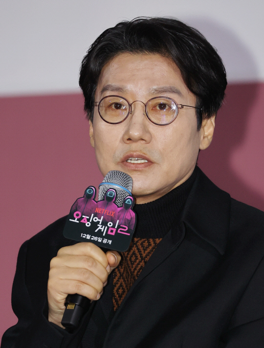 황동혁 감독이 9일 오전 서울 중구 동대문디자인플라자에서 열린 넷플릭스 시리즈 ‘오징어 게임 시즌2’ 제작발표회에서 인사말을 하고 있다. 연합뉴스