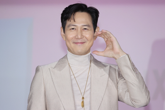 배우 이정재가 9일 오전 서울 중구 동대문디자인플라자에서 열린 넷플릭스 시리즈 ‘오징어 게임 시즌2’ 제작발표회에서 포즈를 취하고 있다. 연합뉴스