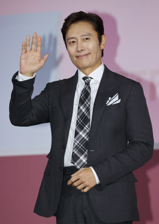 배우 이병헌이 9일 오전 서울 중구 동대문디자인플라자에서 열린 넷플릭스 시리즈 ‘오징어 게임 시즌2’ 제작발표회에서 포즈를 취하고 있다. 연합뉴스