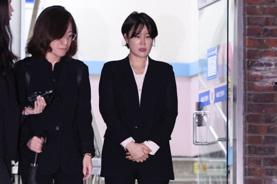 문재인 전 대통령의 딸 문다혜(41) 씨가 지난 10월 18일 오후 서울 용산경찰서에서 음주운전 혐의 관련 조사를 마친 뒤 건물을 빠져나가고 있다. 연합뉴스