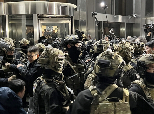 비상계엄이 선포된 4일 새벽 육군 특수전사령부 직할부대인 제707특수임무단 부대원들이 무장한 채 국회에 진입하려 하고 있다. 연합뉴스