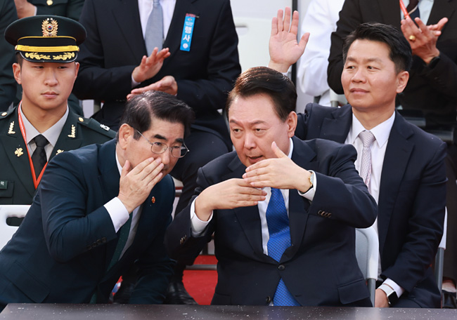 윤석열 대통령이 건군 76주년 국군의날 시가행진이 열린 지난 10월1일 서울 광화문 광장 관람 무대에서 시가행진을 바라보며 김용현 국방부 장관과 대화를 나누고 있다. 뉴시스