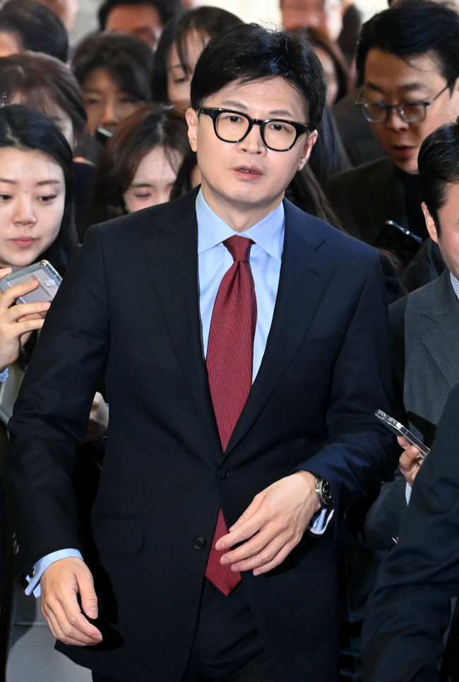 한동훈 국민의힘 대표가 9일 오전 국회에서 취재진에게 둘러싸인 채 비상 의원총회장으로 이동하고 있다. 곽성호 기자