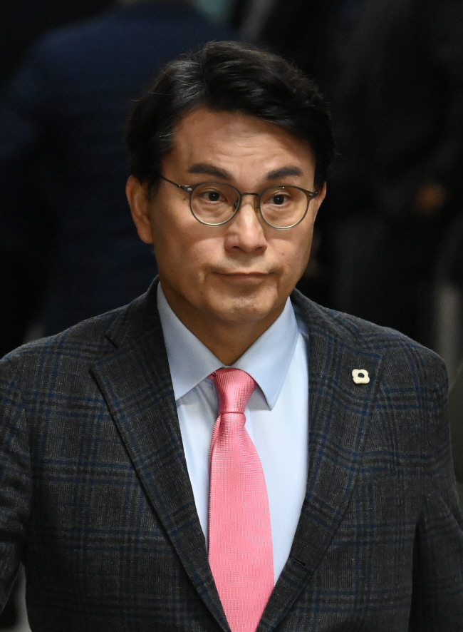 비상계엄 사태에 대한 수습방안 등을 논의하기 위해 9일 오전 국회에서 열린 국민의힘 중진 의원 회동 장소에 윤상현 의원이 굳은 표정으로 입장하고 있다. 박윤슬 기자